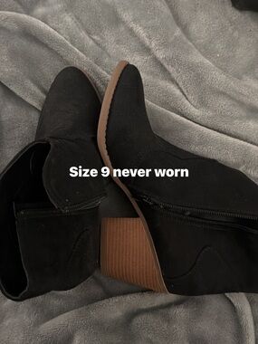 Source Unknown Black Suede Heeled Ankle Boots with Brown Stacked Heel